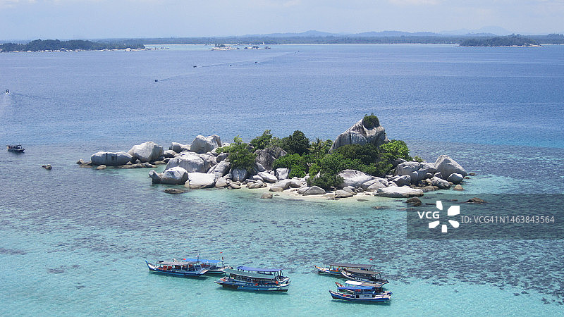 印度尼西亚邦加-勿里洞群岛勿里洞岛海中船只高角度视图图片素材