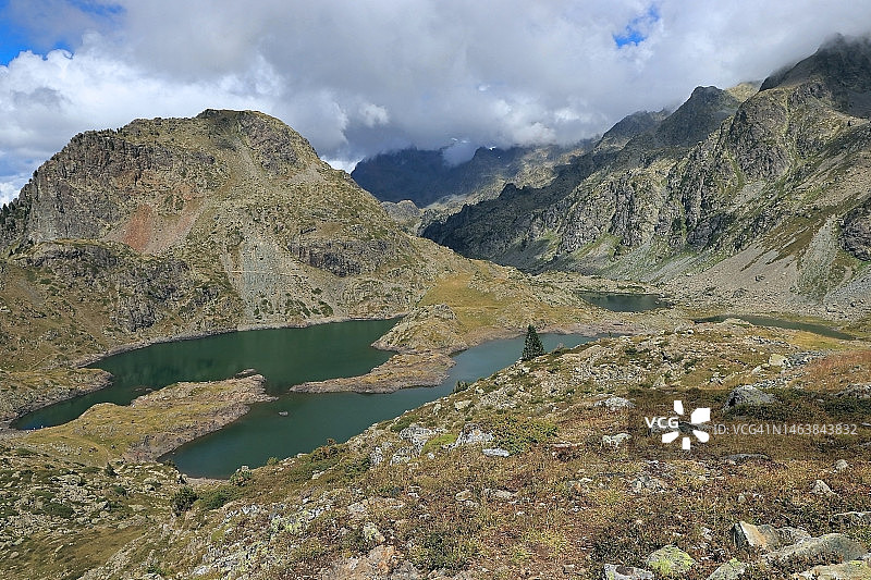 前往法国沙姆鲁斯罗伯特湖的路上图片素材