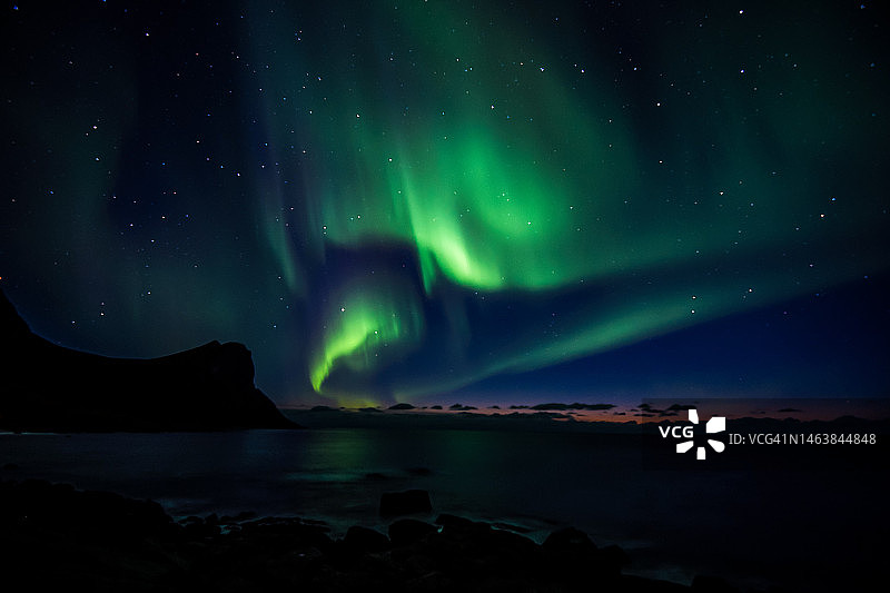 印度尼西亚夜空下，湖面上空的北极光风光图片素材