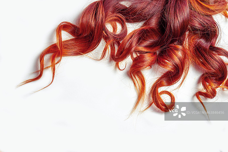 孤立白色背景上的深红色卷发图片素材