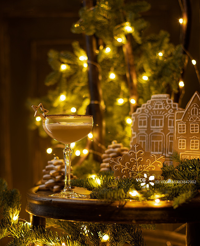 在复古木椅上配有奶油利口酒的美丽鸡尾酒图片素材