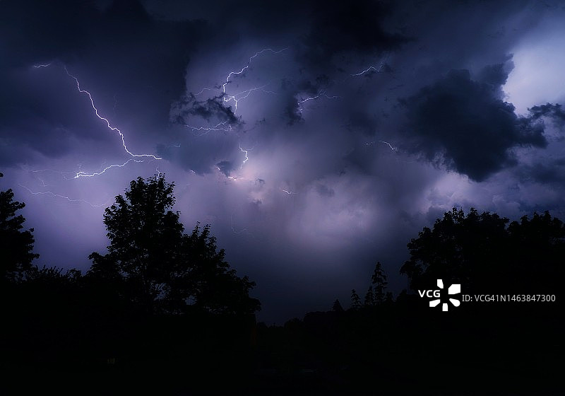 英国夜空闪电的仰视角度图片素材