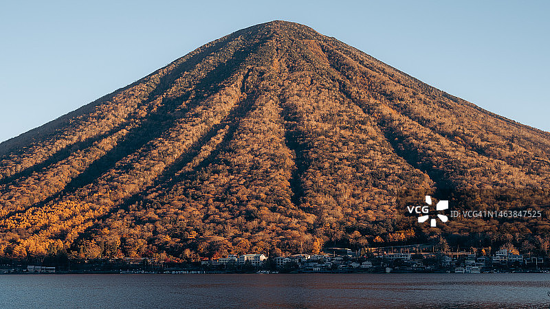 日本男体山晴朗天空山景仰视角度图片素材