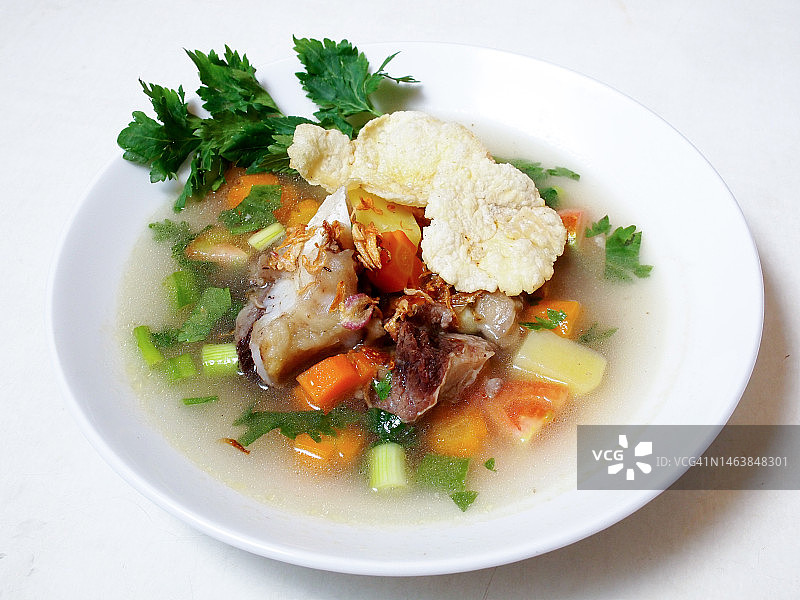 白色背景碗中食物高角度视图，印度尼西亚雅加达图片素材