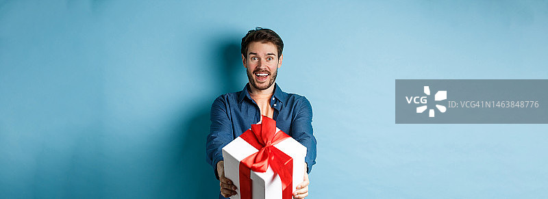 兴奋的男人赠送礼品盒祝情人节快乐图片素材
