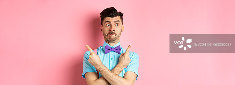 困惑的有趣男人指向侧面图片素材