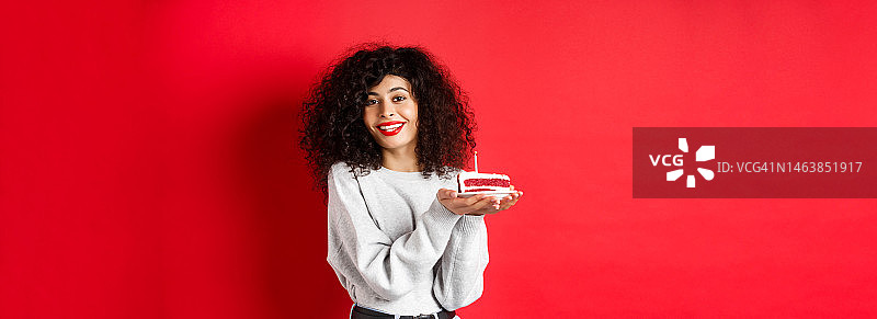 节日庆典：微笑庆祝的美丽女子图片素材