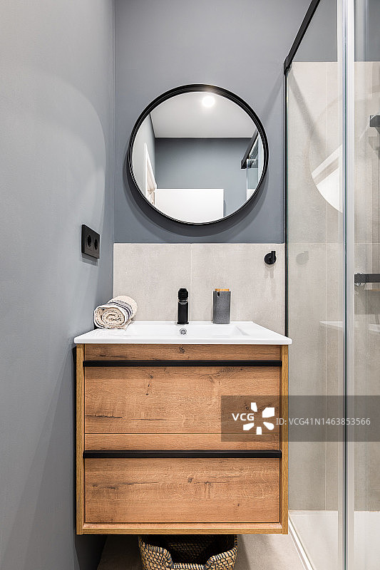 带悬浮式盥洗台的浴室图片素材