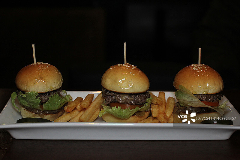 盘子里汉堡的特写，印度尼西亚图片素材