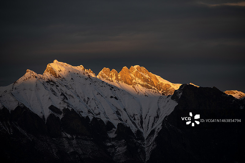 瑞士巴拉格茨日落时分雪山美景图片素材