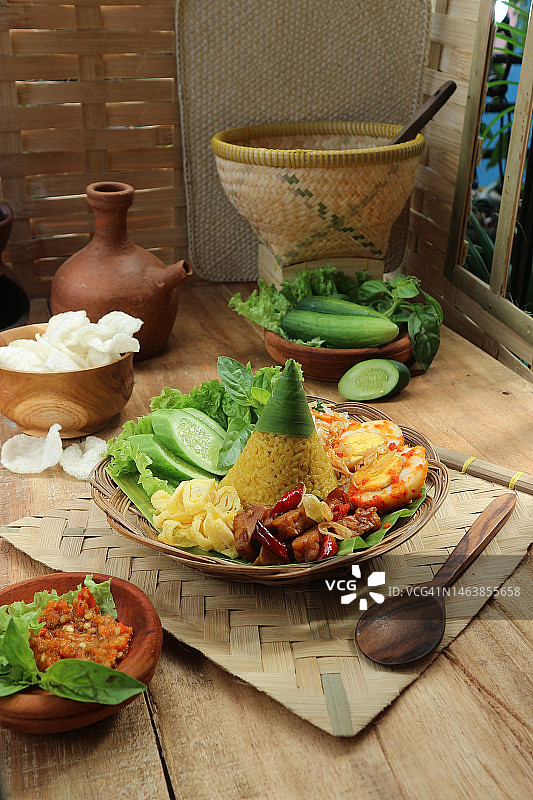 印尼传统美食姜黄饭，位于粗糙的桌子上，印度尼西亚苏梅当图片素材