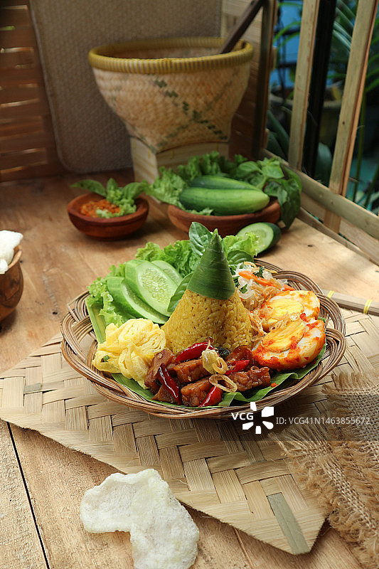 印尼Tumpeng米饭配煮鸡蛋和蔬菜，印度尼西亚苏梅当图片素材