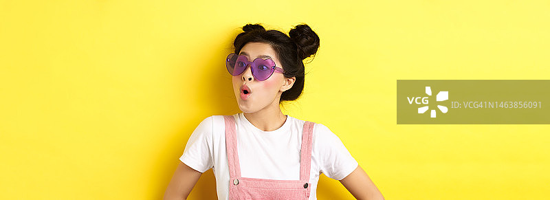 夏季时尚概念：惊讶的亚洲少女特写图片素材