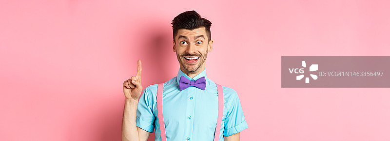 兴高采烈的白人男子提出了一个想法，举起手指表示顿悟图片素材