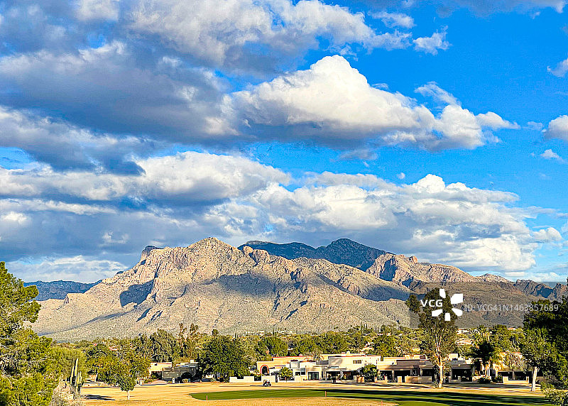 图森多云天空下大山脚下的住宅图片素材