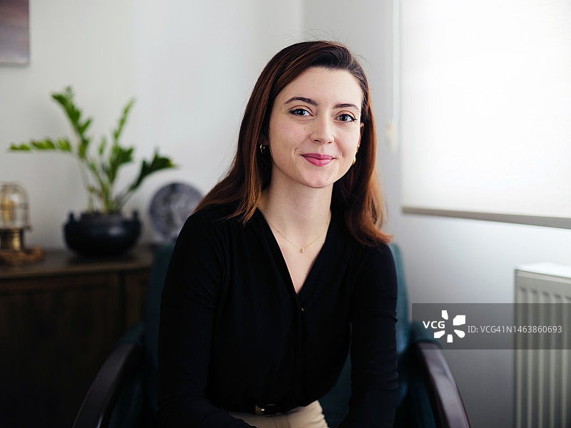 自信的年轻女商人肖像图片素材