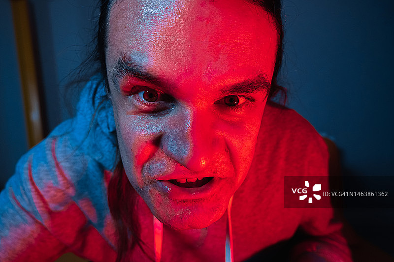 穿着休闲的愤怒年轻人图片素材