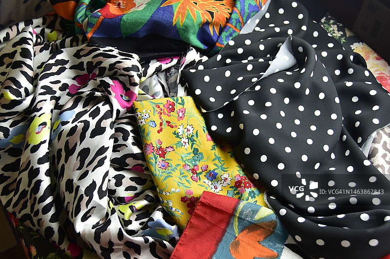 桌面上的各色面料图片素材