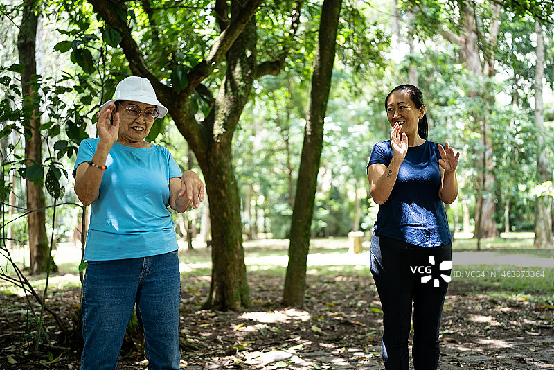 母女在公园里伸展运动图片素材