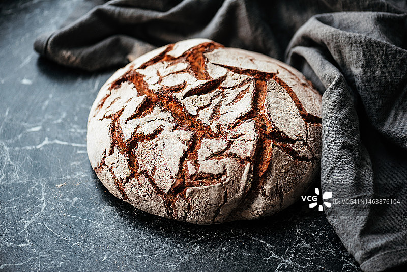 新鲜出炉的黑麦面包图片素材
