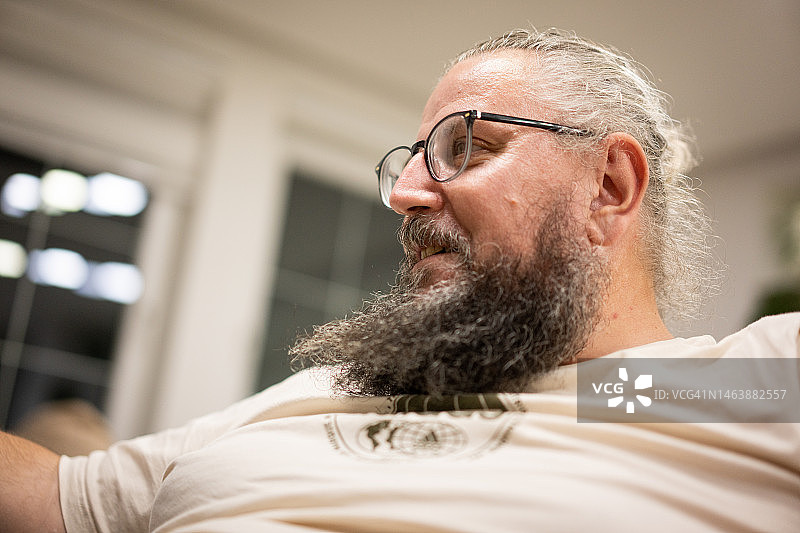 戴眼镜和长胡子的斯堪的纳维亚男人图片素材