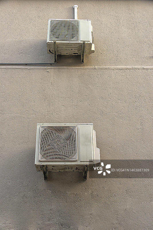 安装在石膏墙上的两台室外空调机组图片素材