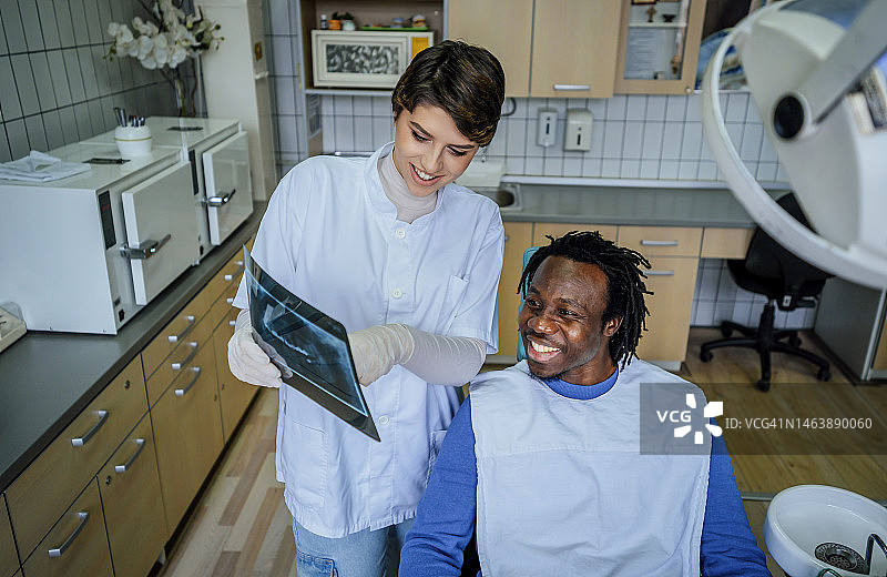 牙医向患者展示X光片图片素材