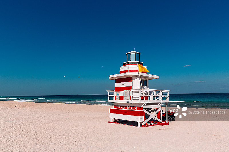 阳光明媚的美国佛罗里达州迈阿密海滩救生员塔图片素材