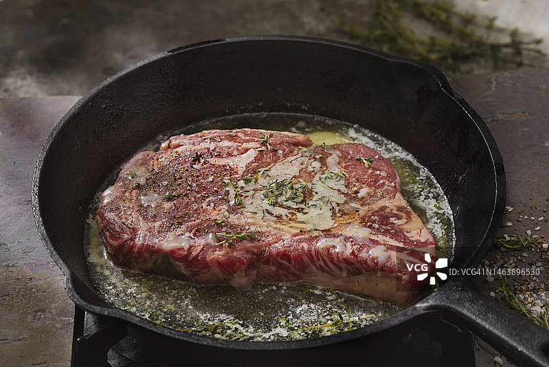 平底锅煎肋眼牛排图片素材