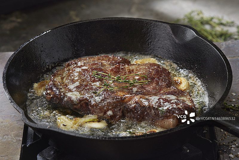 平底锅煎肋眼牛排图片素材