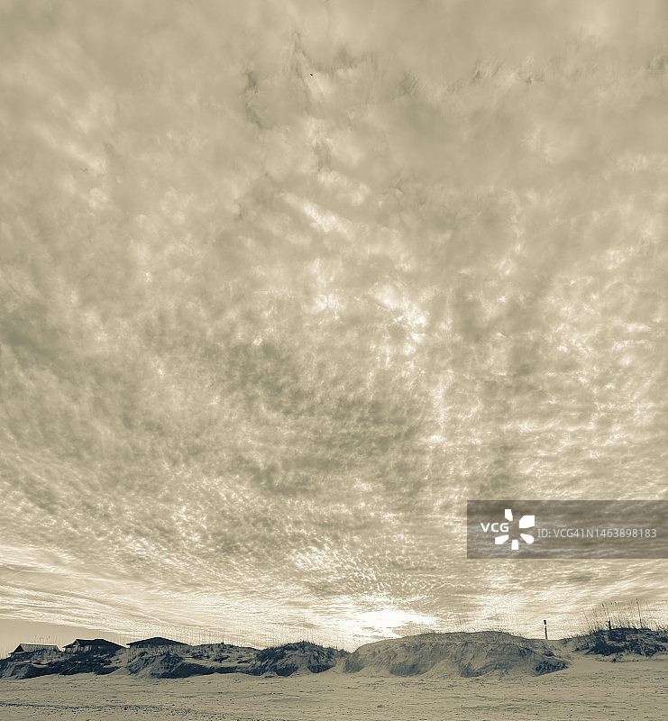 阳光明媚的海滩、大海和天空图片素材