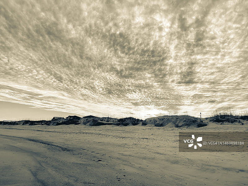 阳光明媚的海滩、大海和天空图片素材