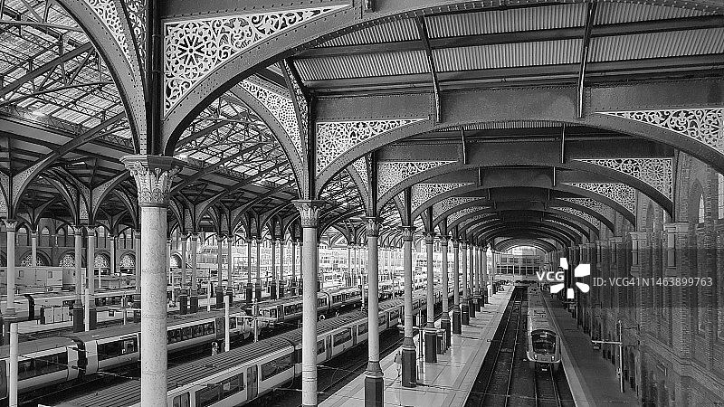 黑白照片：伦敦利物浦街车站的铁轨和站台图片素材