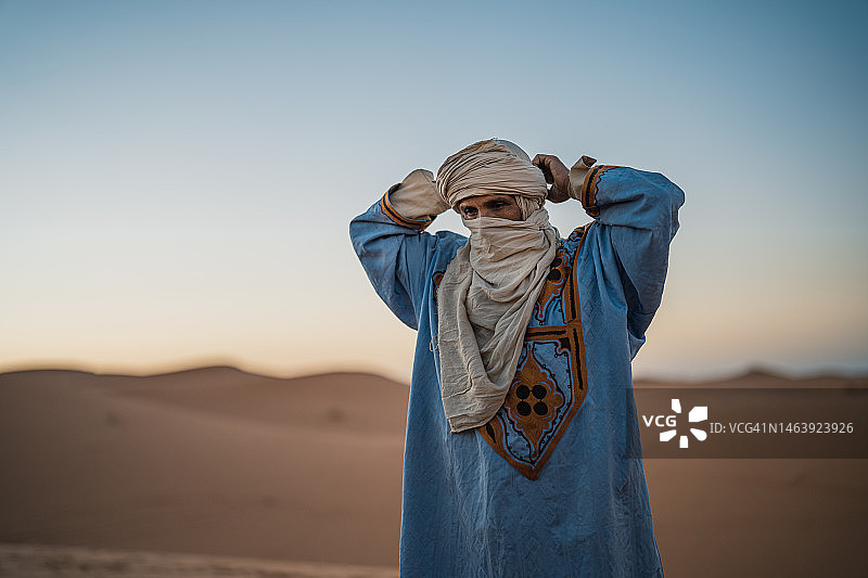 摩洛哥北部撒哈拉沙漠戴头巾的老年男性图阿雷格人图片素材