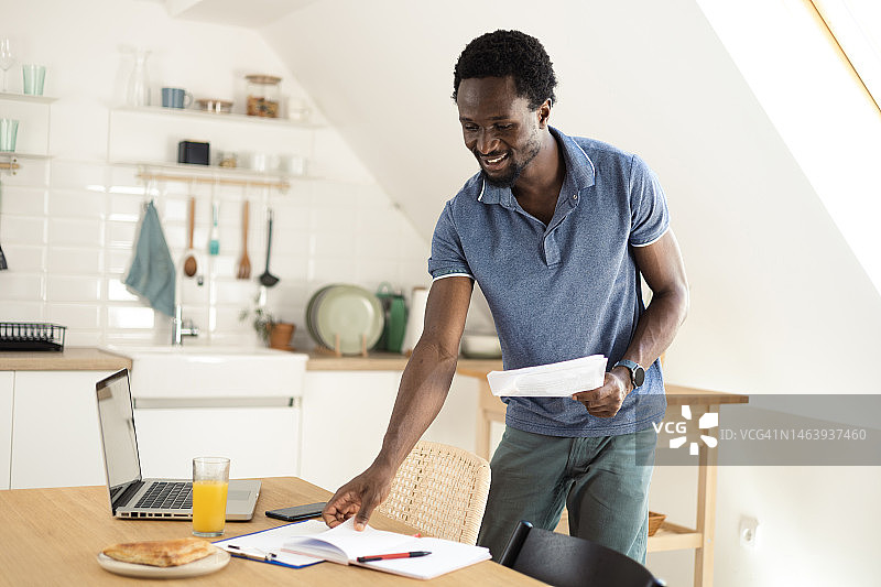在家工作的非裔美国青年商人肖像图片素材