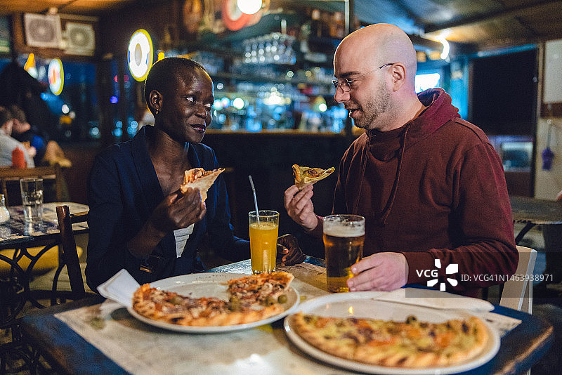 两名年轻人外出就餐图片素材