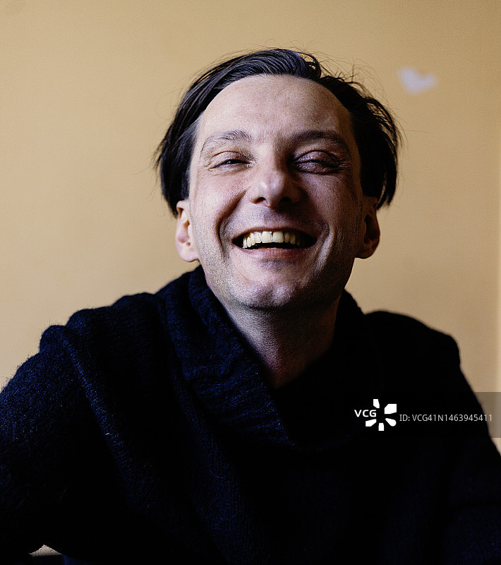 面部独特男人的真挚笑容图片素材