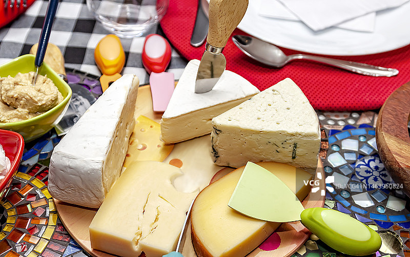 从上方俯视：餐桌上作为开胃菜的奶酪拼盘图片素材