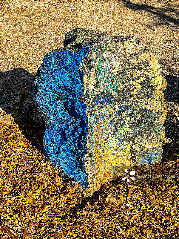 蓝色和紫色蓝铜矿和孔雀石图片素材