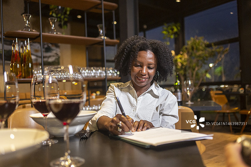 高管在商务晚宴上签署合同图片素材