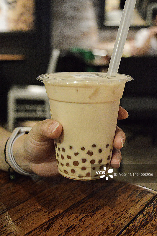 在咖啡馆喝奶茶的女人图片素材