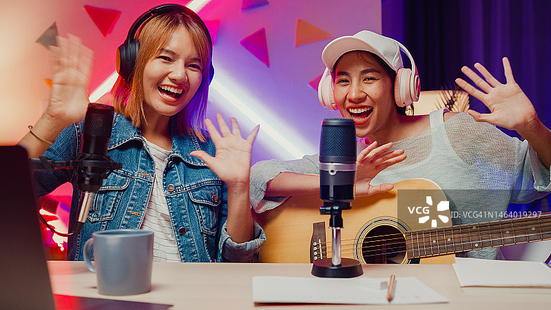 亚洲女性朋友工作室直播播客图片素材