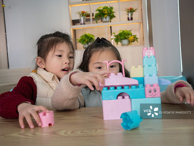 姐妹一起搭建积木图片素材