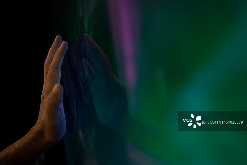 手与蓝绿色抽象运动数字创新背景图片素材