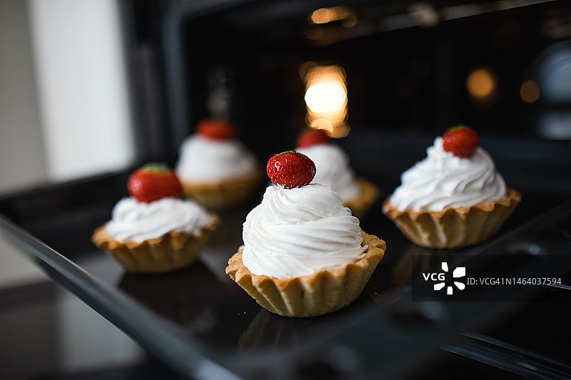 烤箱里的奶油草莓纸杯蛋糕图片素材