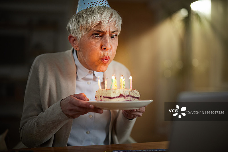 独自在家庆祝生日图片素材