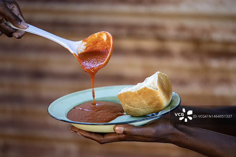 慈善组织为无家可归者分发面包和汤图片素材