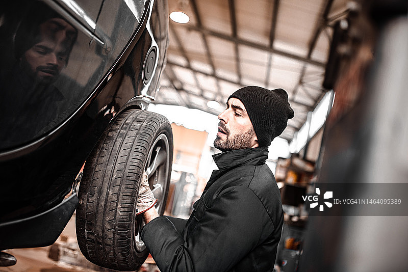 修理工更换轮胎图片素材