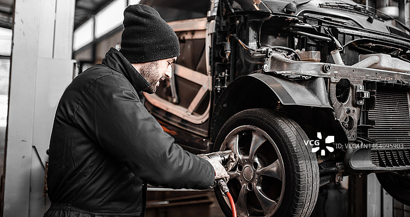 修理工更换轮胎图片素材