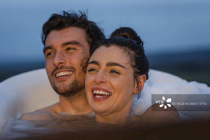 一起泡澡图片素材